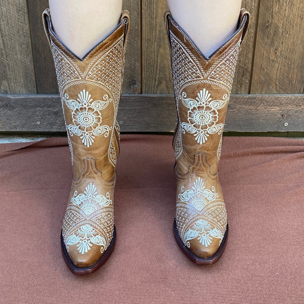 Cowgirl boots in the style: Gatsby Color: Tan